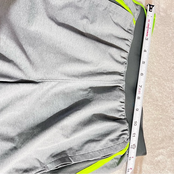 Under Armour short size Small : Box H: - Picture 4 of 9